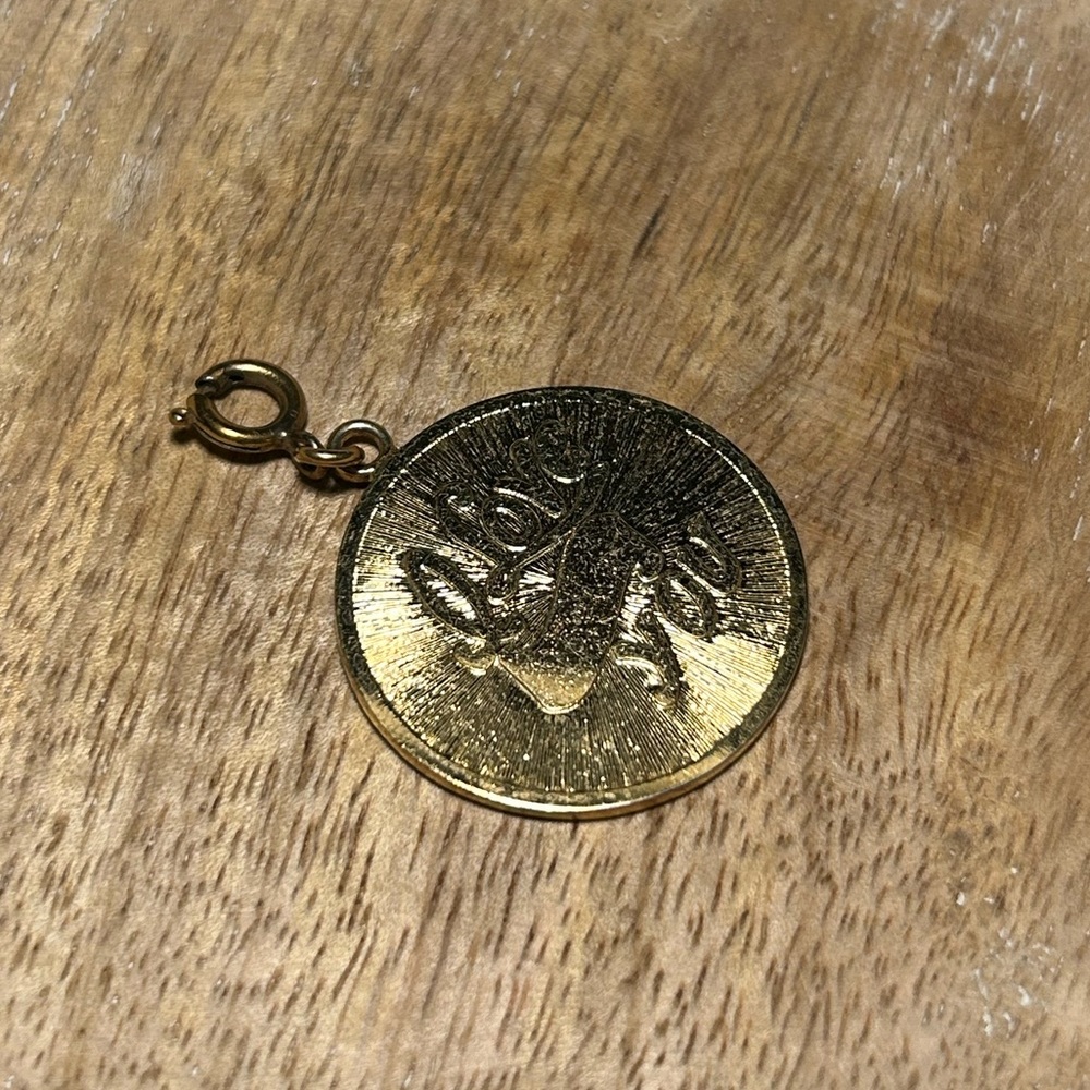 Vintage Gold Tone “I Love You” Circular Medallion Charm Pendant - Picture 4 of 9